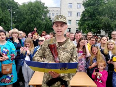 Близько 400 строковиків-зв’язківців склали Військову присягу на вірність Україні