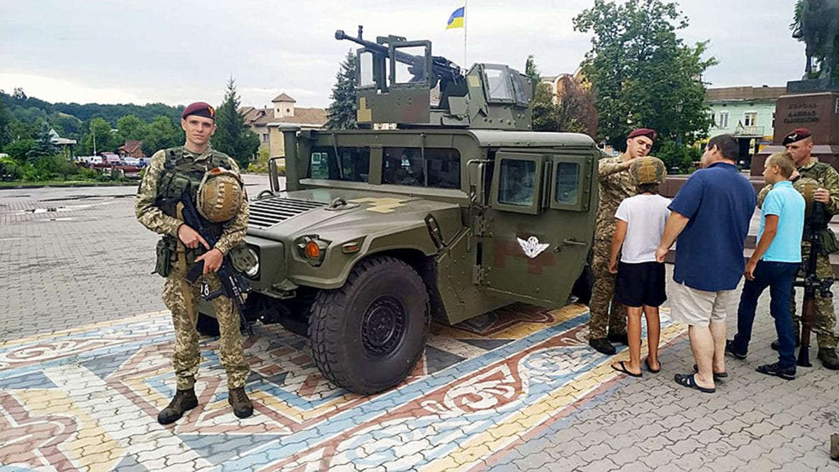 Івано-Франківщиною проїхав броньований «Хаммер»