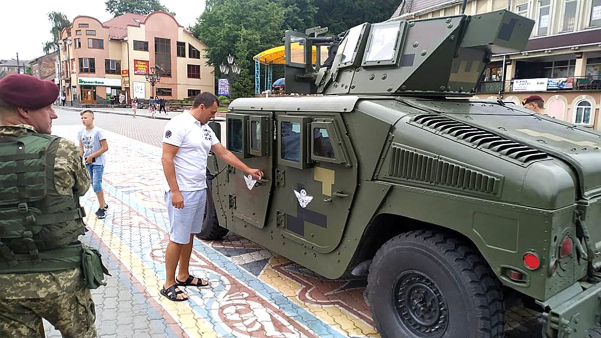 Івано-Франківщиною проїхав броньований «Хаммер»