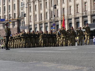 Бойовий дух на передовій зміцнює не парад на Хрещатику  
