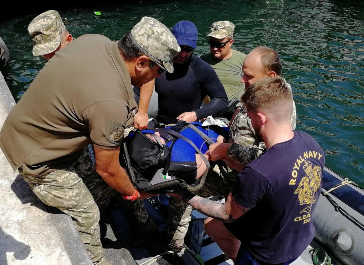 «Сі Бриз-2019»: міжнародний загін водолазів тренується надавати першу допомогу постраждалим в акваторії одеського порту