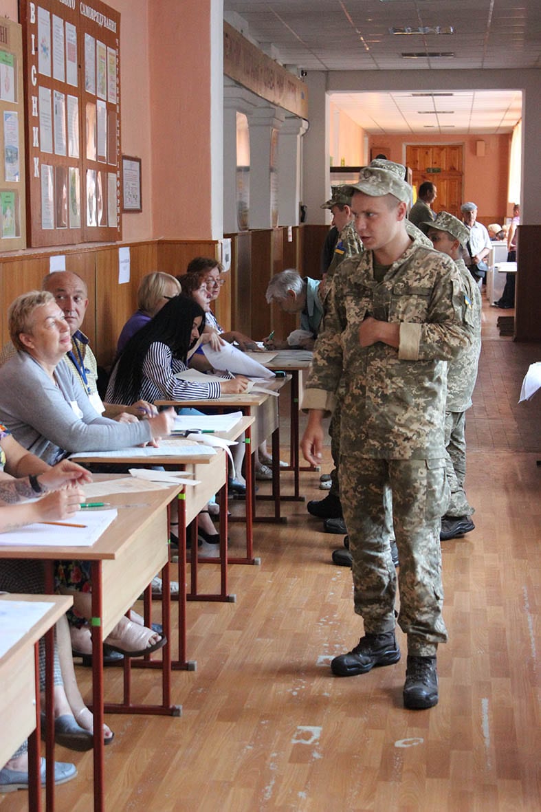 Військовослужбовці голосують на позачергових виборах до парламенту