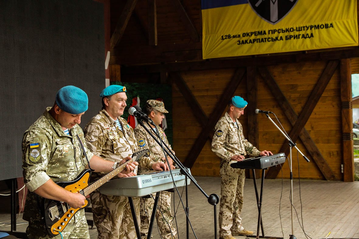 «Слава Україні!» — співають Карпати