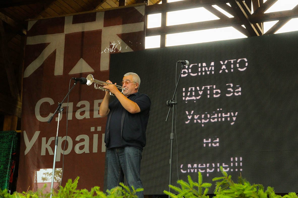 «Слава Україні!» — співають Карпати