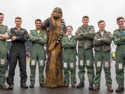 У Британії військовим льотчикам дозволили відпускати бороду  