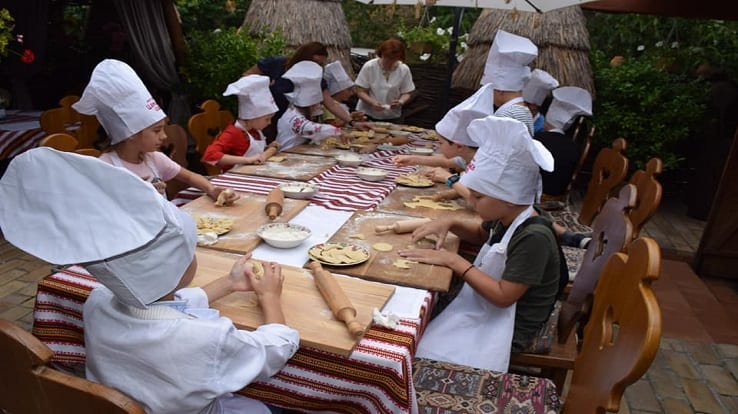 Смачні вареники ліпимо разом