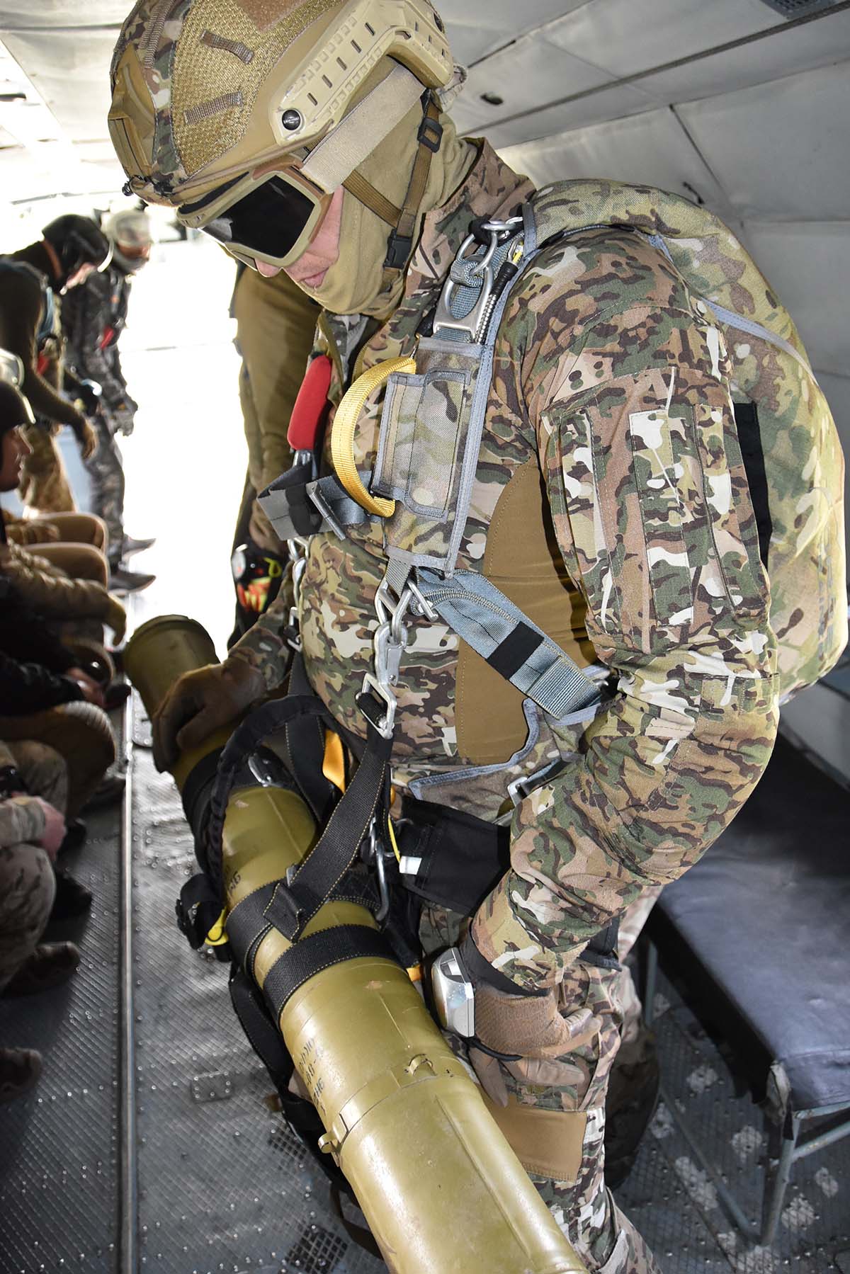 Нова українська парашутна система «Сокіл» на озброєнні у спецпризначенців