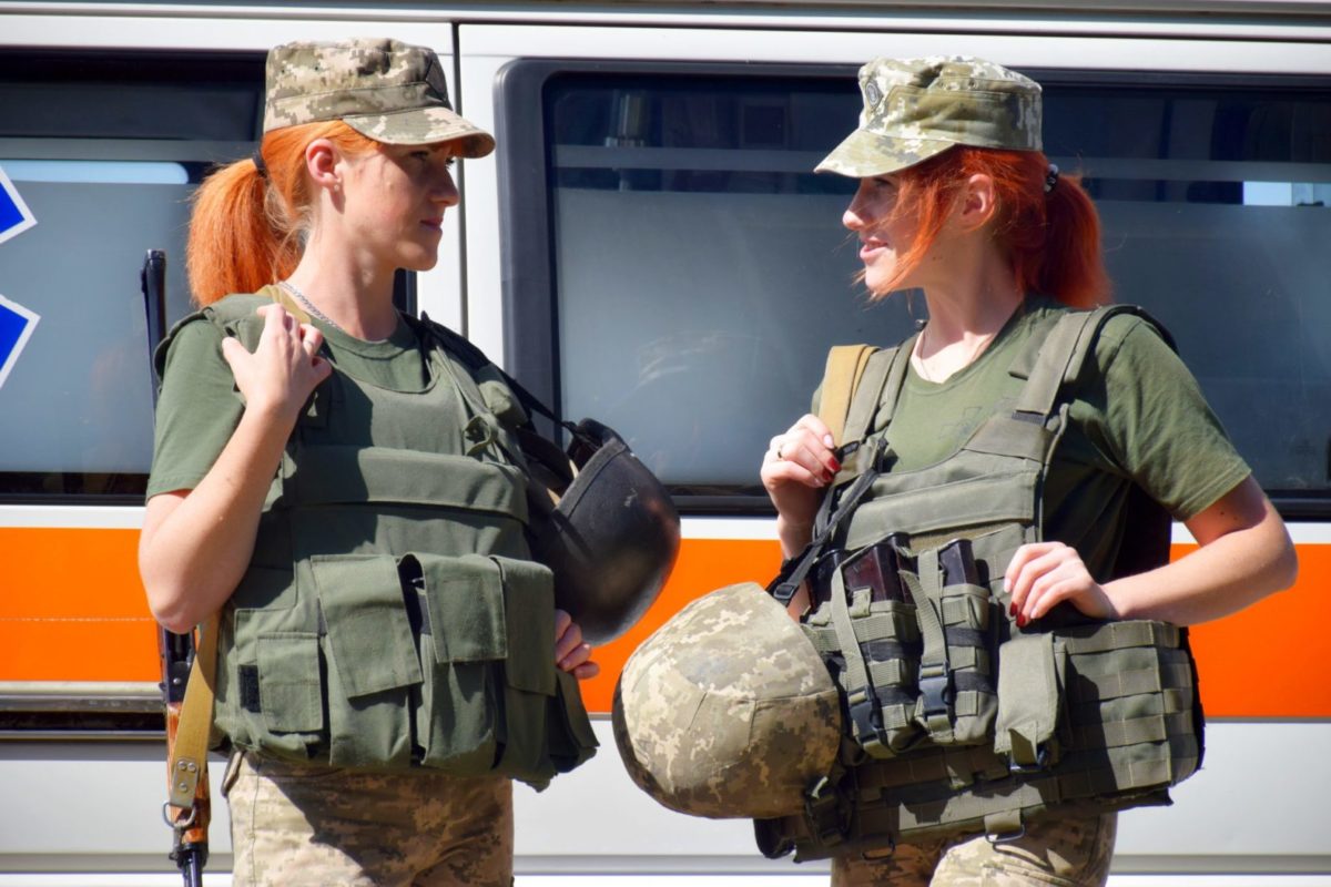 Щоб хлопців-близнюків відрізняли, Ярослав намотує на автоматний приклад жовту стрічку, Володимир – синю…