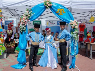 На фестивалі «З країни в Україну» приазовці сплели  маскувальну сітку для військових  