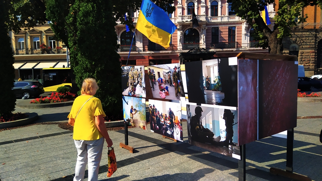 «AFTERILOVAISK»: у Львові просто неба експонують унікальні світлини з Донбасу