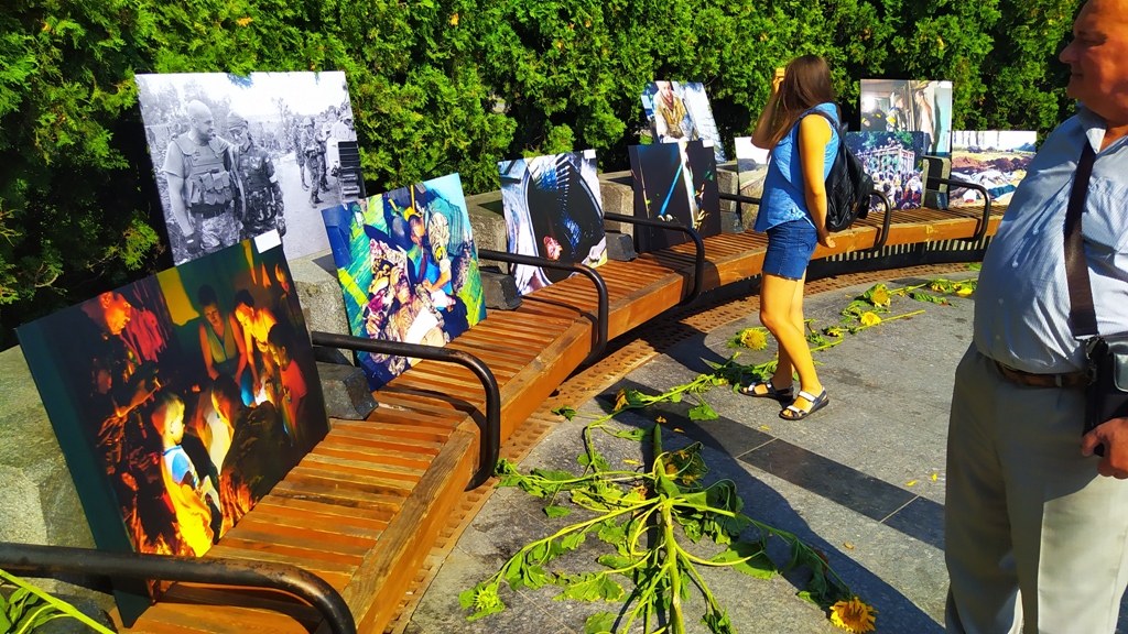 «AFTERILOVAISK»: у Львові просто неба експонують унікальні світлини з Донбасу