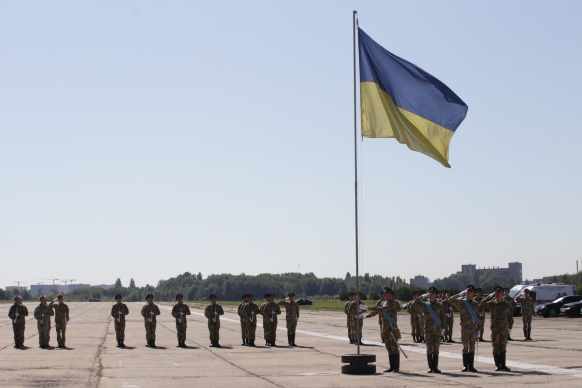 Спільне тренування силовиків на злітній смузі заводу «Антонова» до Ходи Гідності