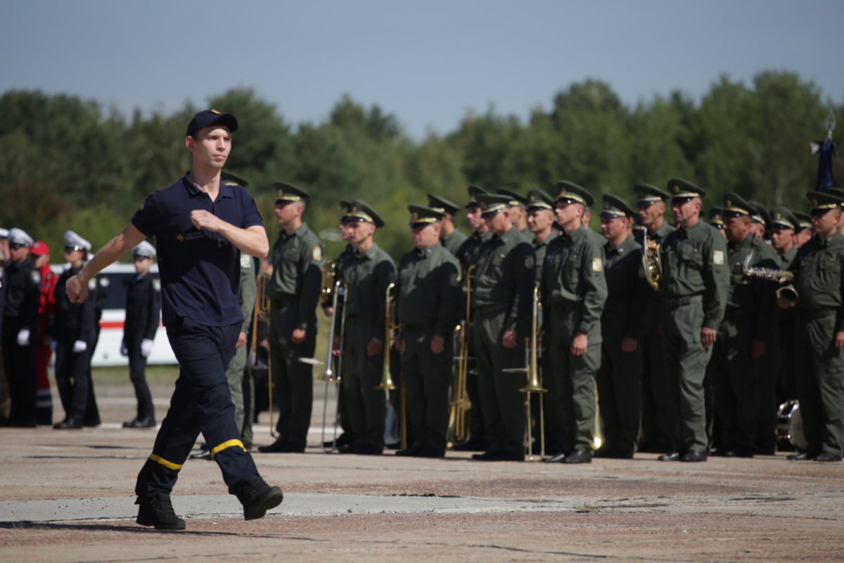Спільне тренування силовиків на злітній смузі заводу «Антонова» до Ходи Гідності