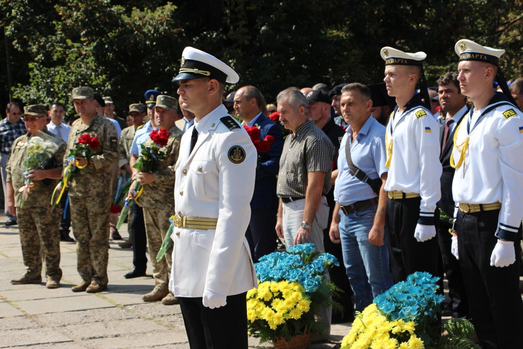 У День пам’яті захисників України одесити поклали  квіти до заставного каменя на місці майбутнього меморіалу загиблим воїнам