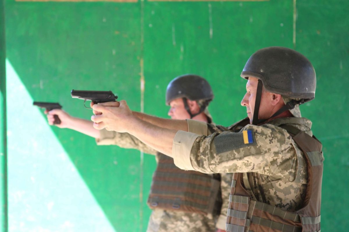 На військовому стрільбищі під Вінницею проходять вишкіл офіцери бригади територіальної оборони
