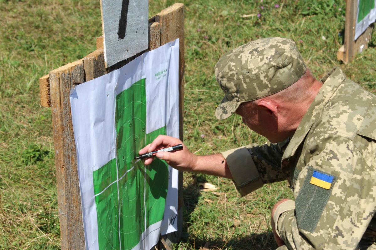 На військовому стрільбищі під Вінницею проходять вишкіл офіцери бригади територіальної оборони