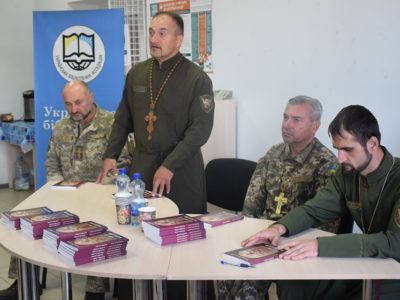 Священник із Тернопільщини презентував книгу про військових капеланів  