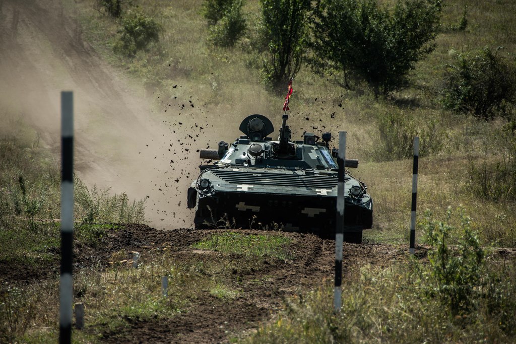 На Донбасі обирали найкращий екіпаж БМП Об’єднаних сил
