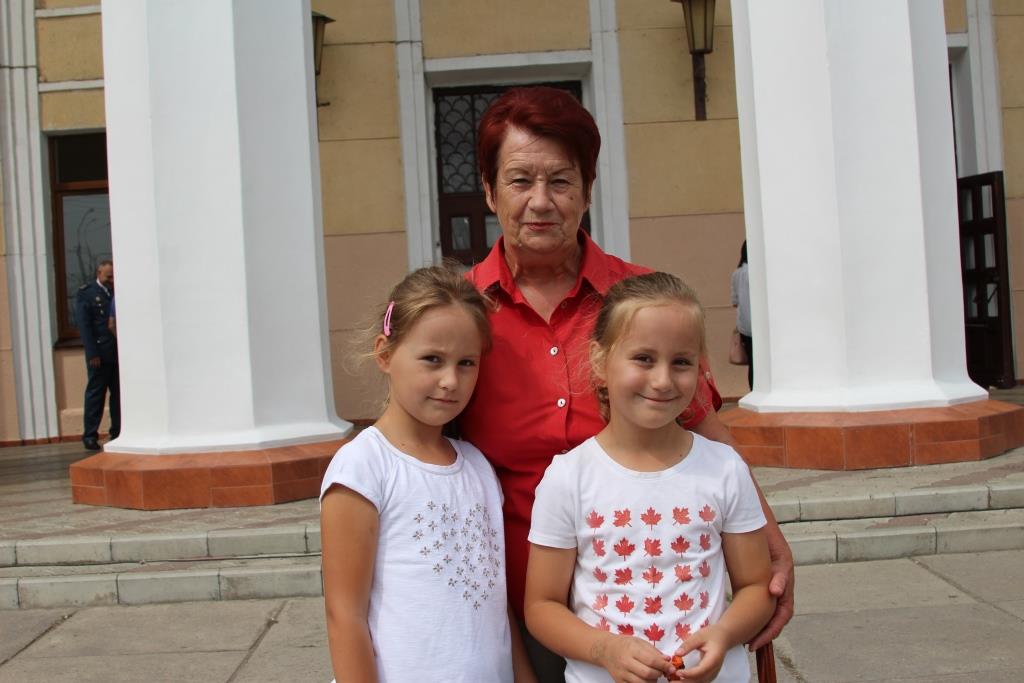Надія Георгіївна із внучками