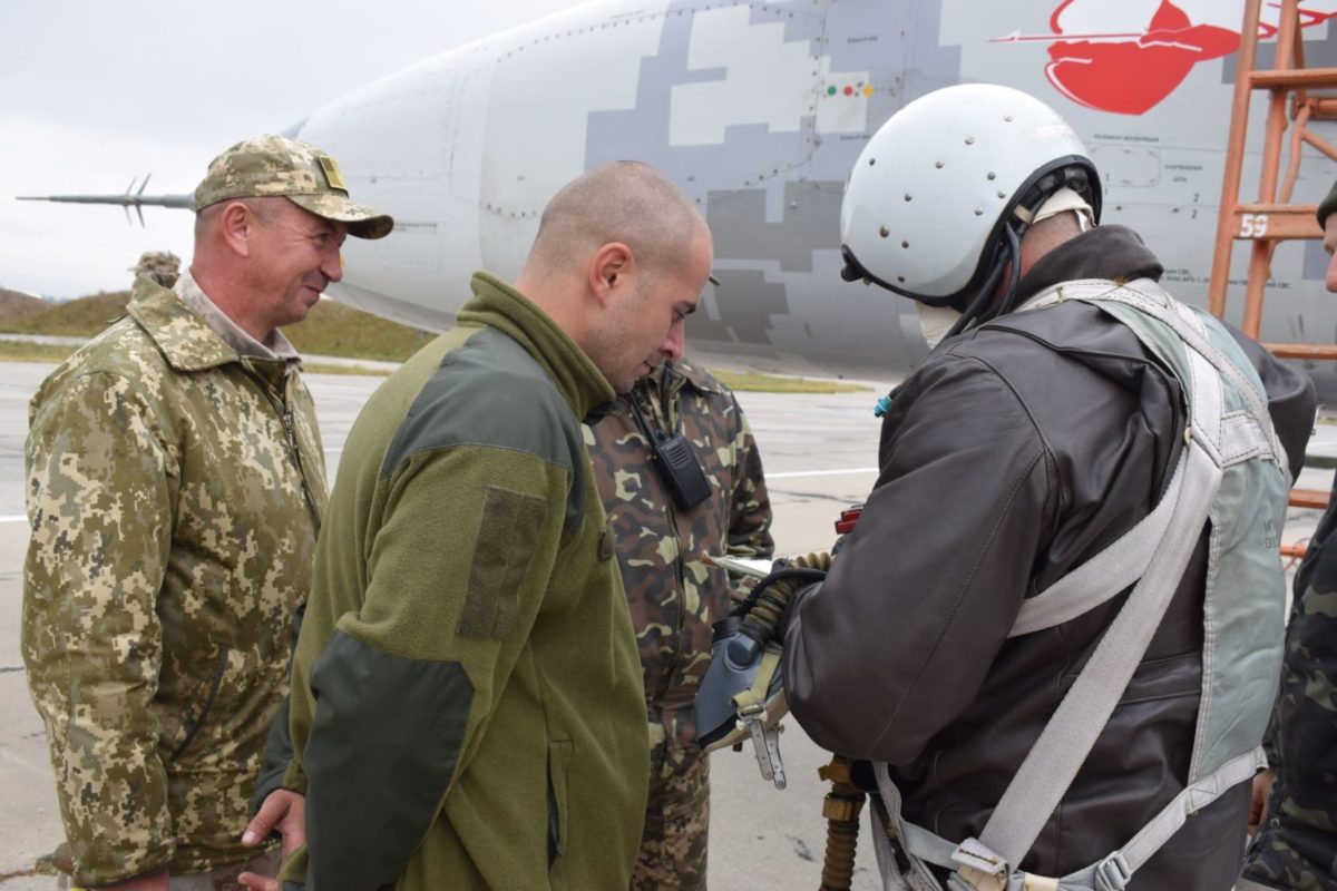 У складних метеоумовах. Бомбардувальники і розвідники відточують майстерність