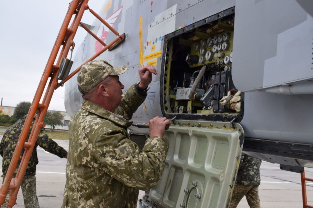 У складних метеоумовах. Бомбардувальники і розвідники відточують майстерність