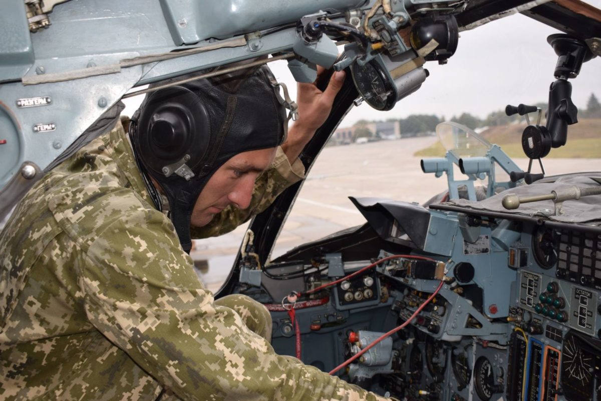 У складних метеоумовах. Бомбардувальники і розвідники відточують майстерність