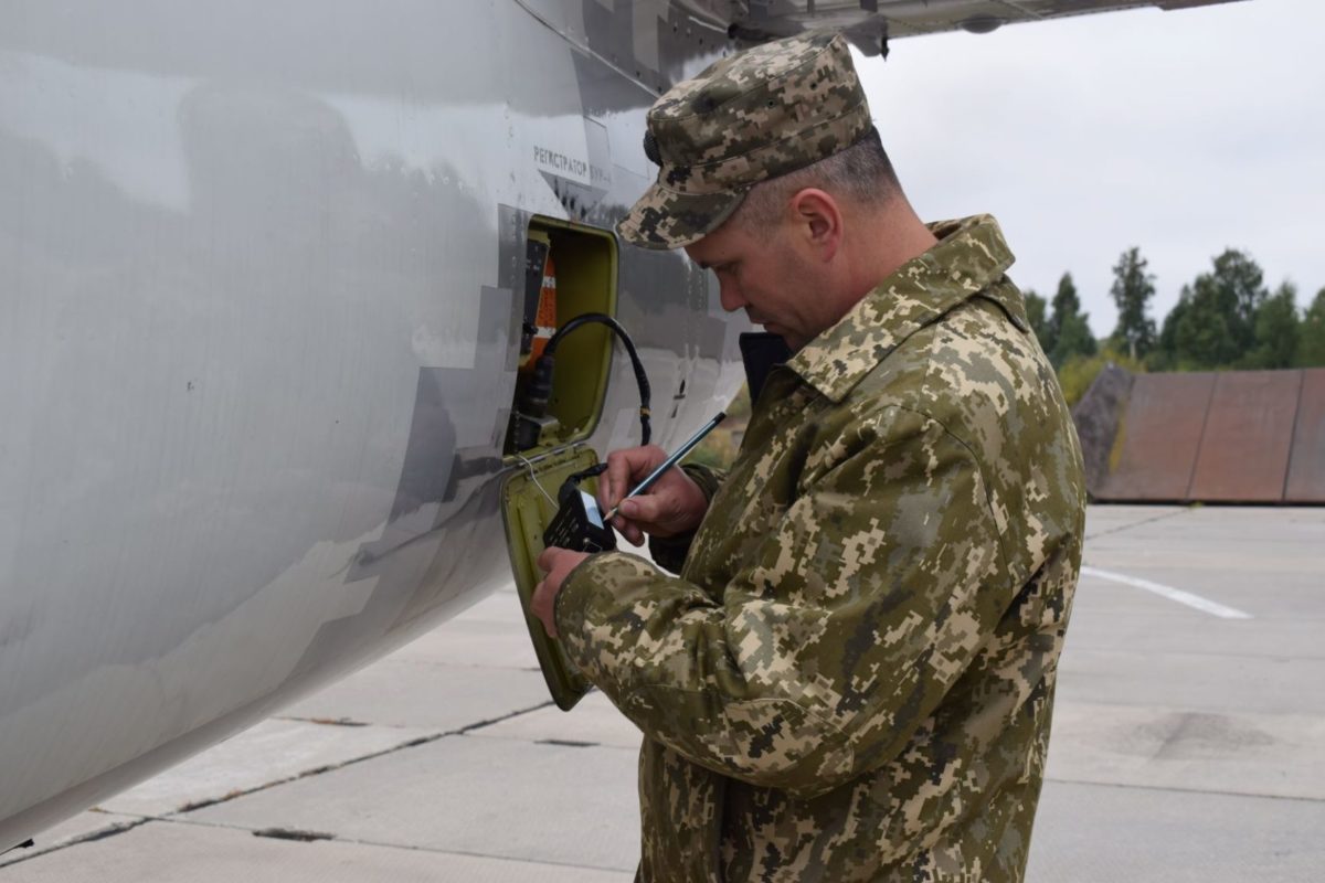 У складних метеоумовах. Бомбардувальники і розвідники відточують майстерність