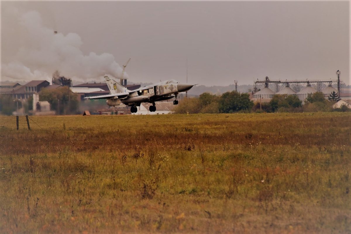 У складних метеоумовах. Бомбардувальники і розвідники відточують майстерність