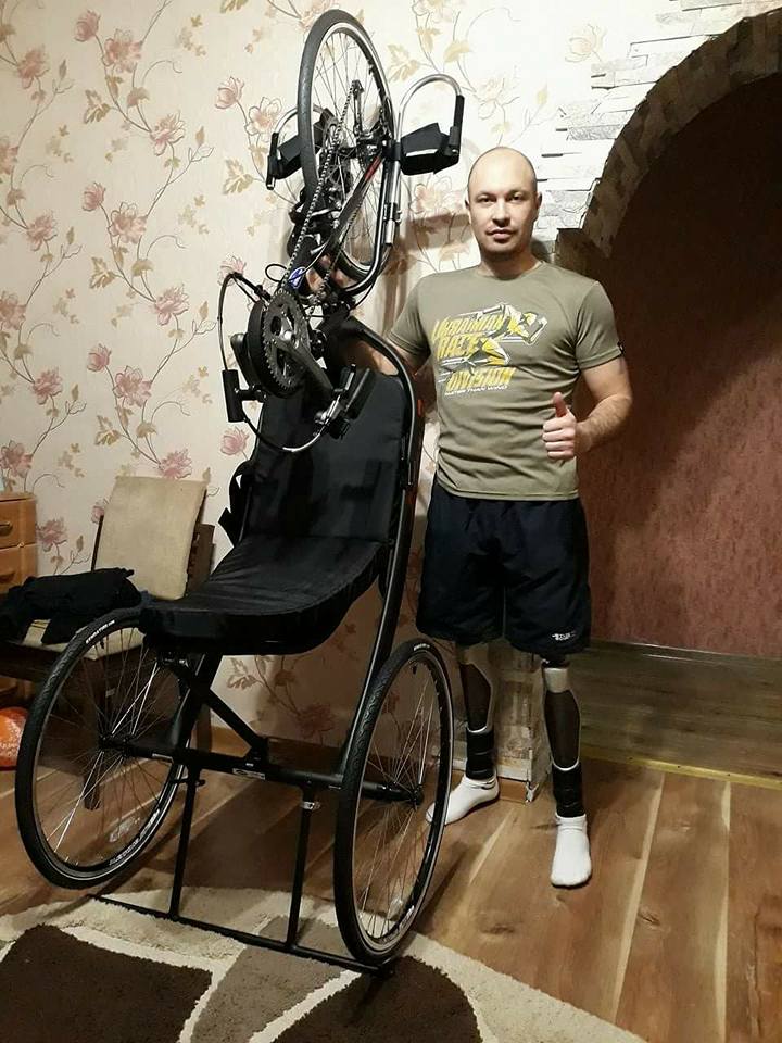 Олександр Чалапчій, не маючи обох ніг, під час підготовки до Invictus Games проїжджав на ручному велосипеді по 70 кілометрів на день