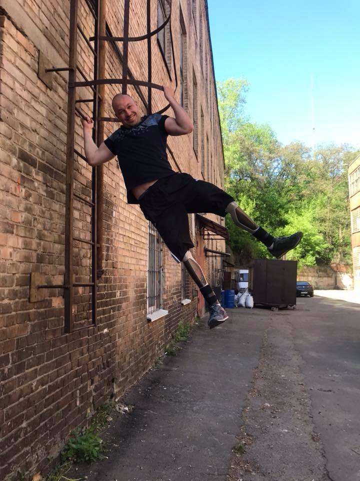 Олександр Чалапчій, не маючи обох ніг, під час підготовки до Invictus Games проїжджав на ручному велосипеді по 70 кілометрів на день