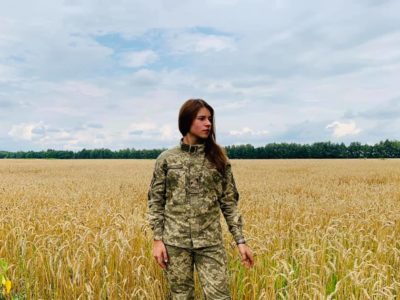 «Якби довелося обирати між красивою сукнею і вечіркою в клубі та нагодою постріляти, я вибрала б тир»  