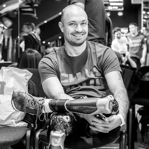 Олександр Чалапчій, не маючи обох ніг, під час підготовки до Invictus Games проїжджав на ручному велосипеді по 70 кілометрів на день