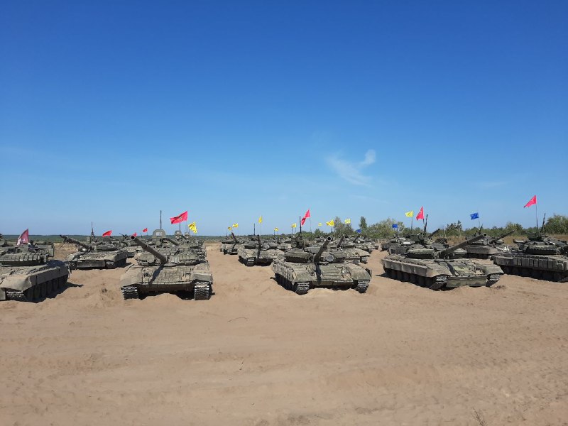“Золотий” макет танка їде до Кривого Рогу