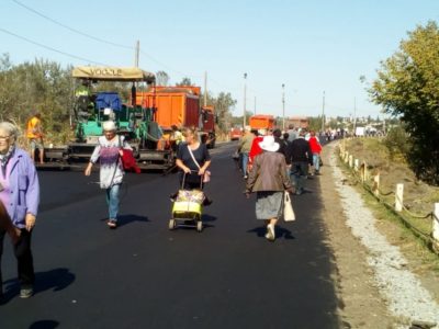У Станиці Луганській триває відновлення моста  