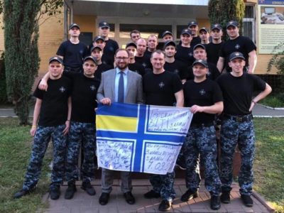 Звільнені українські моряки зібрали гроші для засудженого російського волонтера  