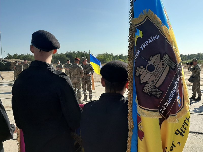 “Золотий” макет танка їде до Кривого Рогу