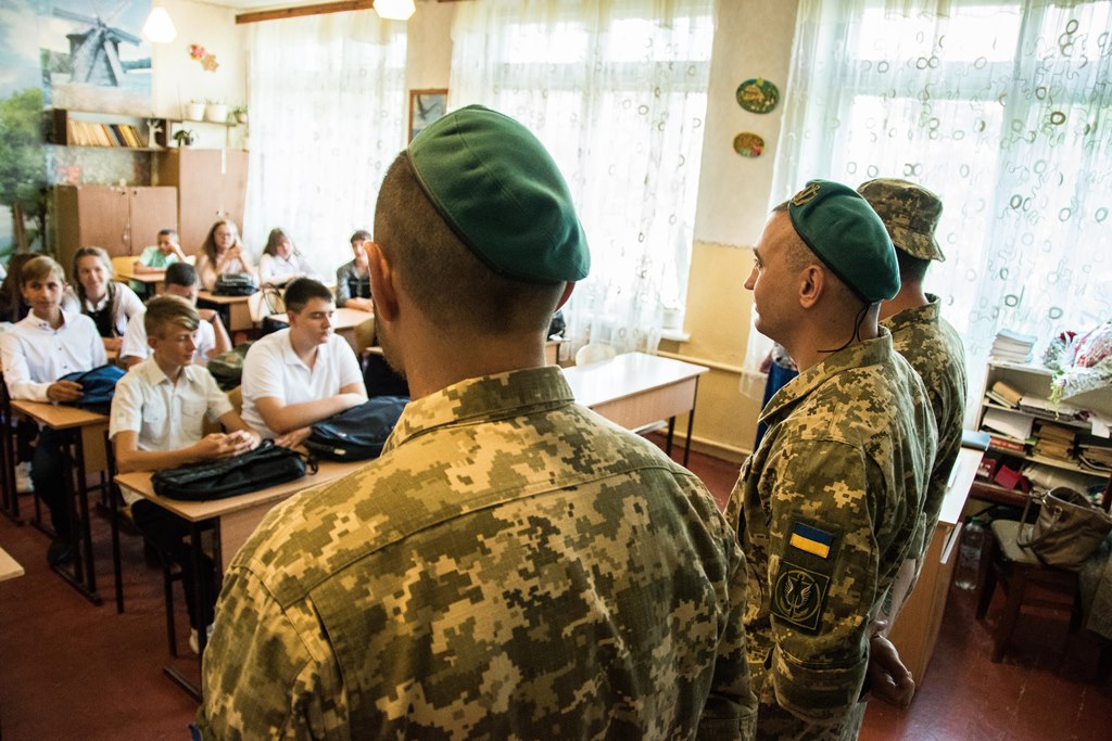 У школі прифронтової Талаківки  перший урок старшокласникам  провели морські піхотинці