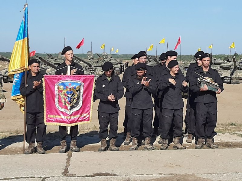 “Золотий” макет танка їде до Кривого Рогу
