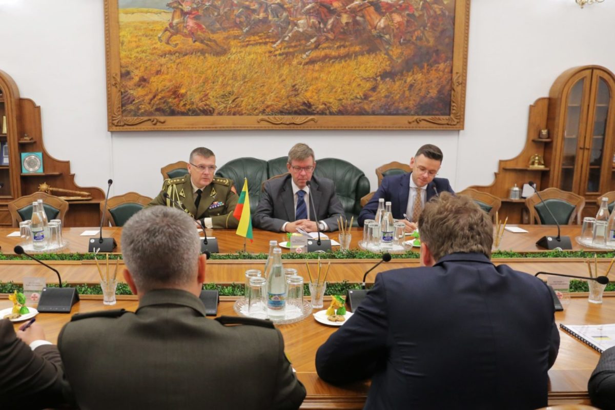 Відбулася зустріч Міністра оборони України з Надзвичайним та Повноважним Послом Литовської Республіки