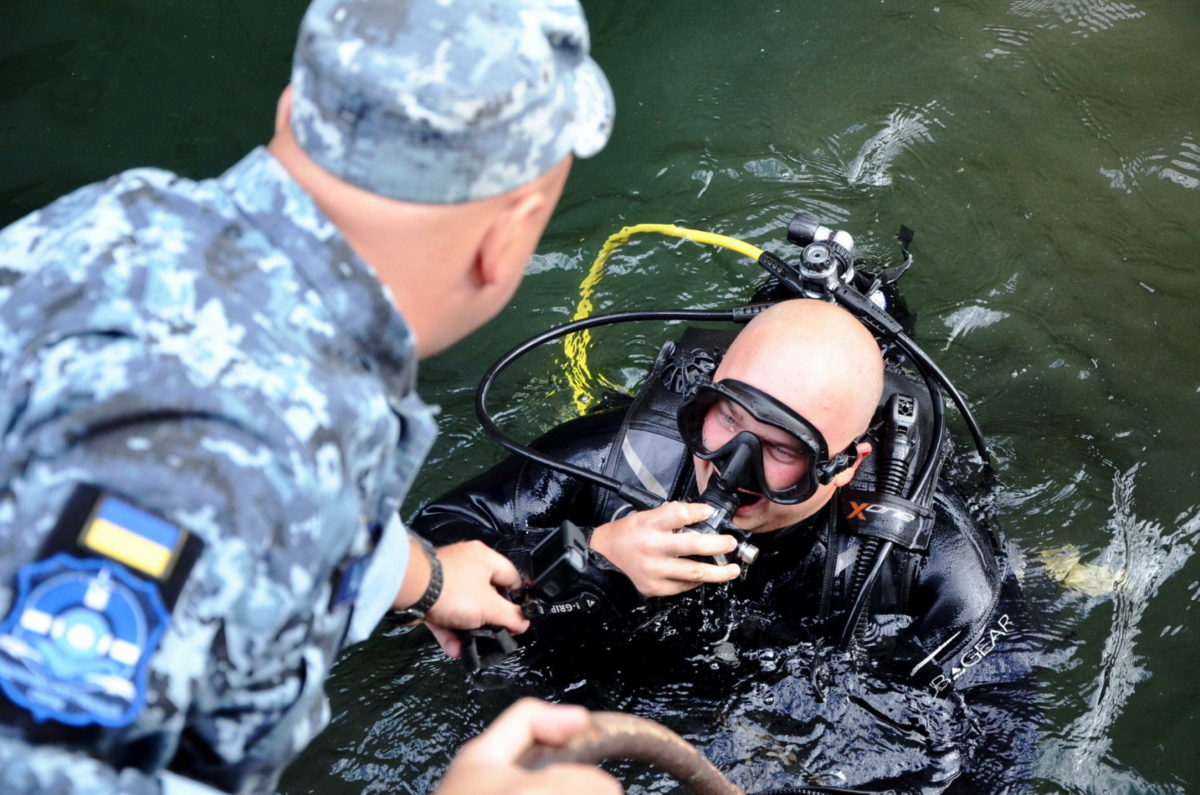 Як військові водолази в акваторії Одеси шукали затонулі вибухонебезпечні предмети