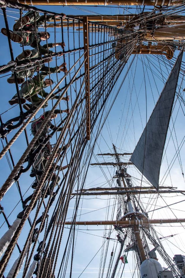 Щоб розпустити вітрила на «Амеріго Веспуччі», потрібно 150 моряків