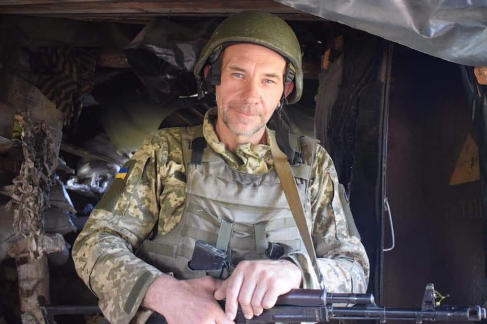 На передовій військовослужбовець облаштував вулик з ящиків з-під набоїв