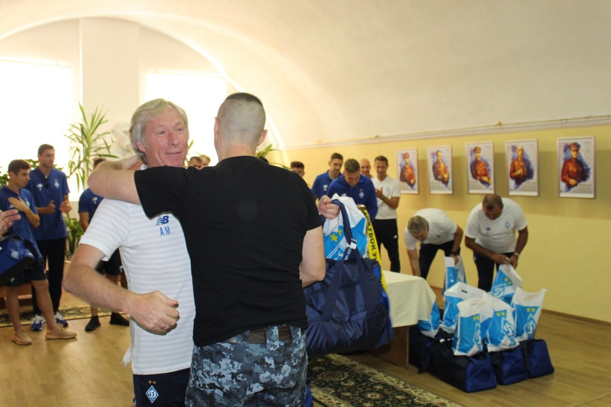 До звільнених військових моряків завітали футболісти ФК «Динамо-Київ»