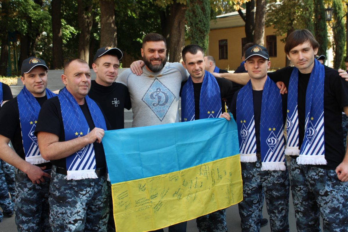 До звільнених військових моряків завітали футболісти ФК «Динамо-Київ»