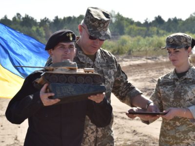 “Золотий” макет танка їде до Кривого Рогу  