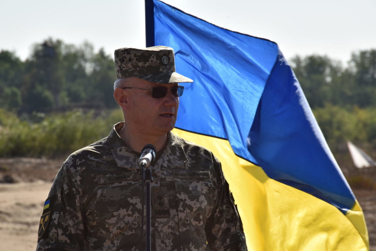 “Золотий” макет танка їде до Кривого Рогу