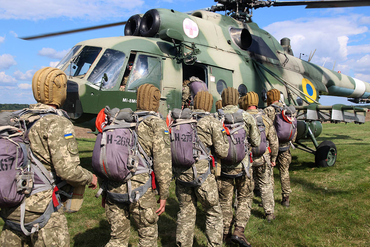 200 десантників щодня у небі над Львівщиною