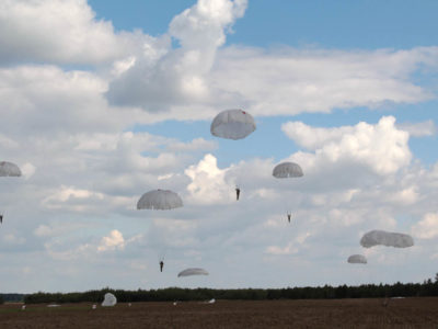 200 десантників щодня у небі над Львівщиною  