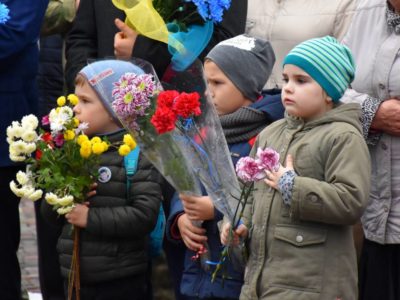 Квіти і шана полеглим на Донбасі чернігівським воїнам