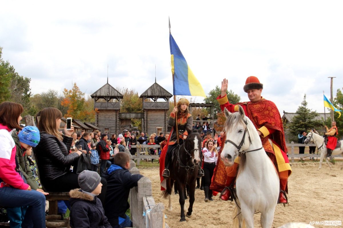 «Вольтаж», «Стійка», «Піраміда»: кінні каскадери України підкорюють «Київську Русь»